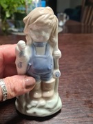 Figurka chłopca z ryba