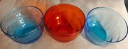 3 szklane miseczki  kolorowe.