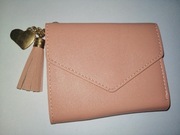 Portfel damski z pomponem i serduszkiem 