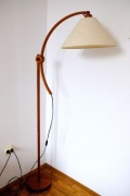 Duńska lampa stojąca podłogowa z drewna tekowego ARCEA/DOMUS scandi design