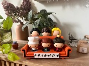 Ręcznie złożona i klejona Kanapa na figurki Friends z McDonalda