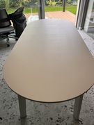 Stół jadalniany szary lakierowany mat rozmiar 220/100 białe nogi. 