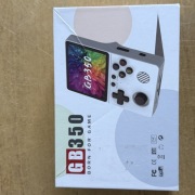 przenośna konsola do gier w stylu retro o nazwie GB350