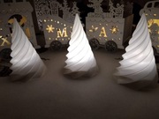 Trzy dekoracyjne choinki wykonane techniką druku 3D