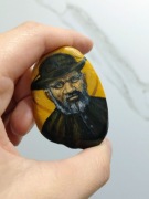 Święty Damian z Molokai – ręcznie malowany kamień, pamiątka religijna