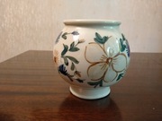 Wazon ceramiczny o średnicy około 14 cm i wysokości około 16 cm