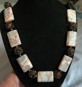 Beżowo-kremowy marmur, okazały naszyjnik