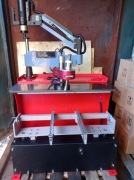 Stolik z pneumatycznym siłownikiem