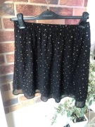 Czarna spódniczka z gumka w pasie.