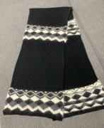 Szalik o wymiarach 200 cm na 40 cm. W dobrym stanie, ciepły