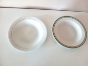 dwa stare głębokie talerze z czasów prlu retro vintage na zupe biale