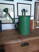 Stara konewka stalowa w kolorze zielonym.