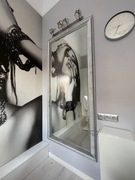 Eleganckie Lustro w Ozdobnej Ramie