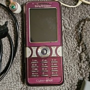 Telefon 2G Sony Ericsson k550i śliwkowy komplet