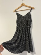 Sukienka na ramiączkach z dekoltem V rozmiar S