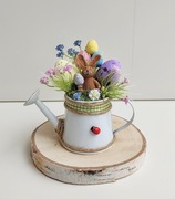 Dekoracja wielkanocna w metalowej konewce 