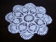 Ręcznie szydełkowana serwetka haftowana dziergana biała