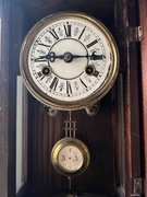 Stary zegar ścienny wiszący piękny wygląd