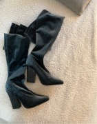 Zamszowe kozaki na obcasie