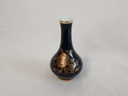 Miniaturowy wazon kobaltowy ze złotą dekoracją kwiatową