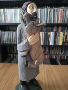 Gospodarz ze świnią i paw rzeźba ludowa drewniana