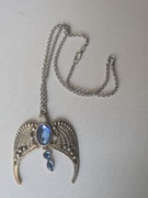 Wisiorek srebrny z niebieskimi elementami 