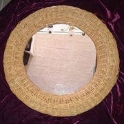 Lustro w wiklinowej ramie