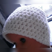 Biała,prosta czapka na szydełku.