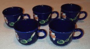 Pięć granatowych filiżanek z różowym kwiatem wys.ok.5,5cm