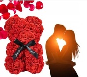 Czerwony miś z róż, róże