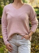 Stylowy sweter Vero Moda pudrowy różu prążkowany szafa kapsułowa