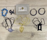 zestaw biżuterii w pudełku, ale na pudełku są chipy (