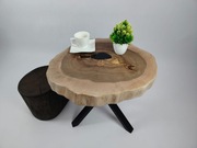 Orzechowy stolik kawowy z litego drewna – solidny, loft