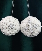 Komplet 2 ręcznie wykonanych bombek biało-srebrne