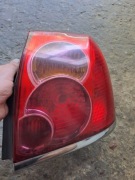 Prawa lampa toyota avensis t25 2005