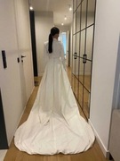 Klasyczna suknia z długim rękawem i trenem