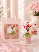Kosz prezentowy dla niej urodziny  Flower Box Słodycze Raffaello Kinder