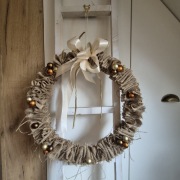 Świąteczny wianek z juty