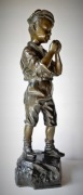 CHŁOPIEC Z PAPIEROSEM - RZEŹBA Z BRĄZU - koniec XIX - początek XX W. 