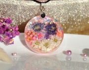 Wisiorek z kwiatami. Biżuteria z żywicy.