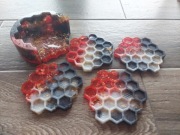 Zestaw 4 podkładek w kształcie plastrów miodu wraz z organizerem