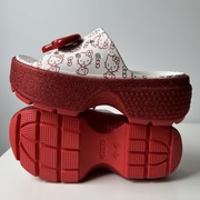 Klapki na platformie CROCS HELLO KITTY STOMP SLIDE 38-39 40 W8 209815-100