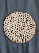 Kremowo-biała okrągła podkładka pod talerz z muszelek 150 mm