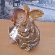 Śpiący aniołek, figurka z żywicy 