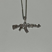 Naszyjnik Srebrny Karabin AK47 Kałasznikow Kałach Diamenty