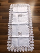 Obrus biały wykończony gipiurą koronką 58 x 120 cm