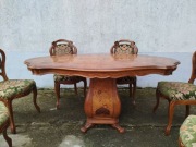 Piękny stół intarsjowany wykończony czeczotą.