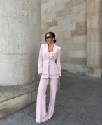 Piękny garnitur w kolorze pudrowego różu