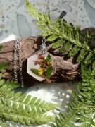 Wisiorek z polnymi kwiatami 