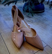 Śliczne nowe buty na słupku 